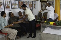Celebrities pay tributes to Bapu Photos